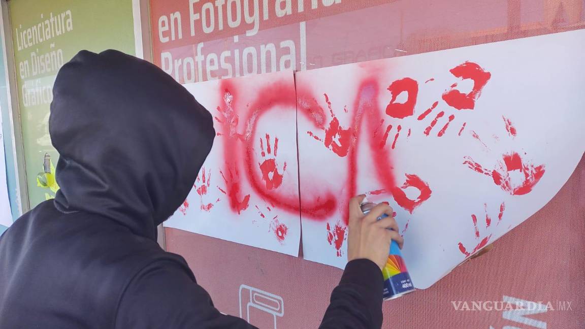 $!Estudiantes se manifiestan frente al Instituto de Comunicación Gráfica del Norte. Denuncian acoso por parte de algunos maestros de dicha institución.