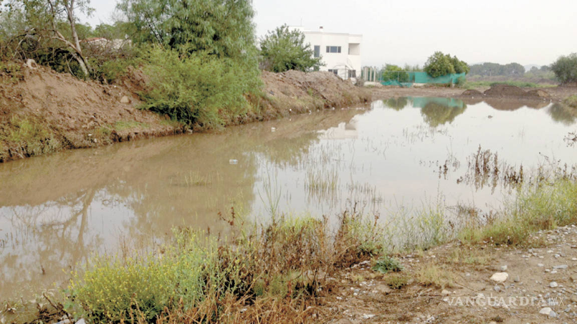 Frenan vecinos canalización de arroyo en Saltillo