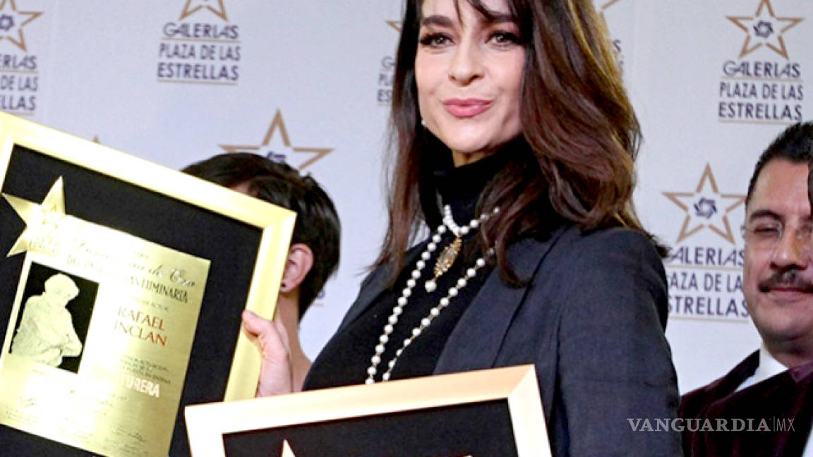 Susana González recibe reconocimiento por musical ‘Aventurera’