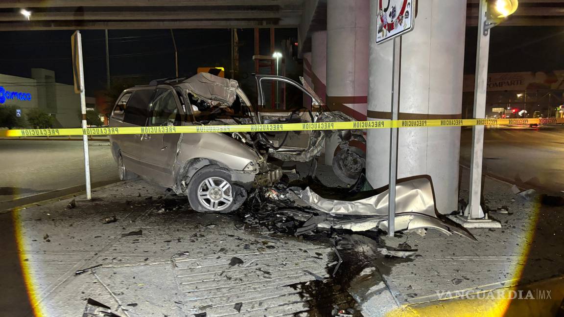 $!Elementos de Tránsito Municipal acordonaron la zona tras el fatal accidente ocurrido de madrugada.