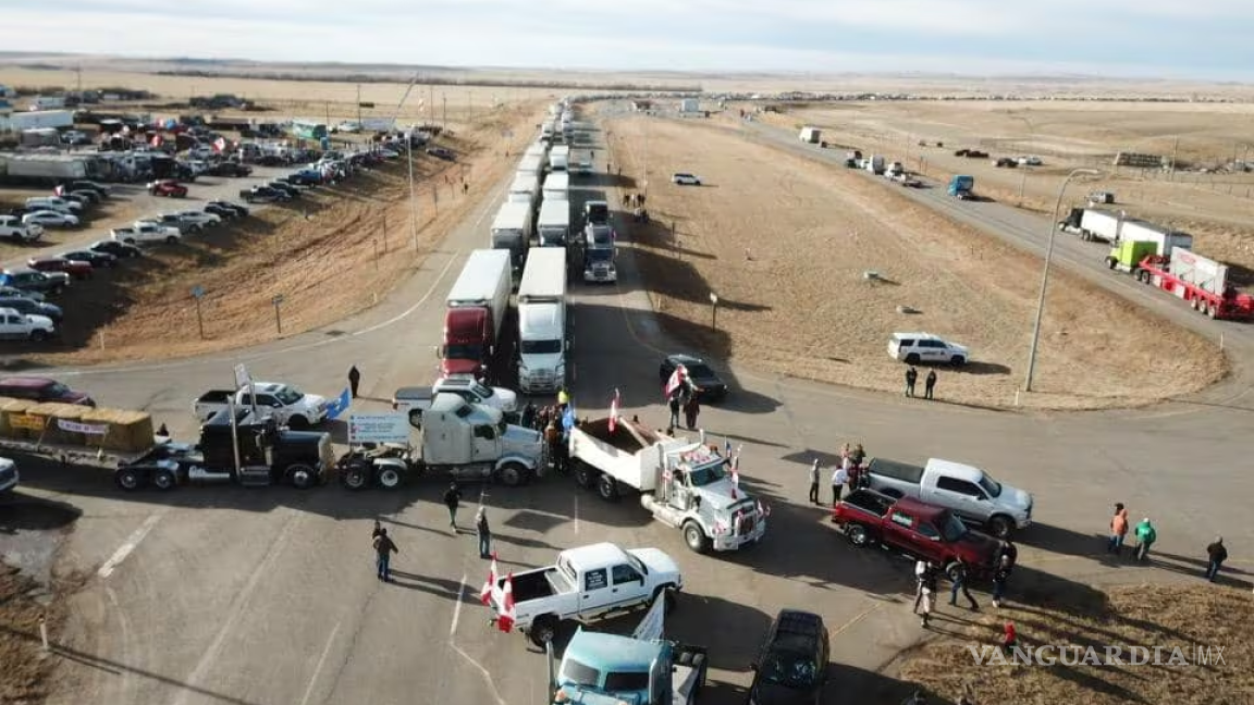 Convoy de camiones de extremistas de EU se dirige a la frontera con México