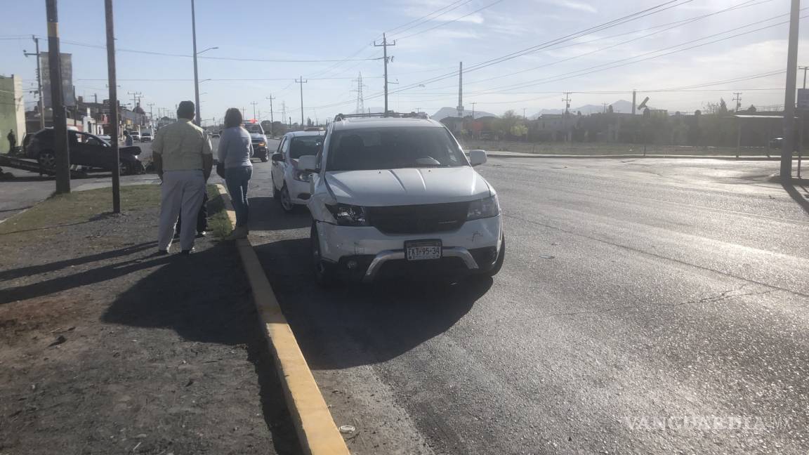Conductor ocasiona accidente por quitarle derecho de paso a una camioneta en Saltillo