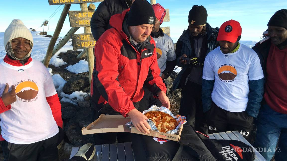 Pizza Hut rompe récord mundial; repartidor entrega pizza en la cima del monte Kilimanjaro