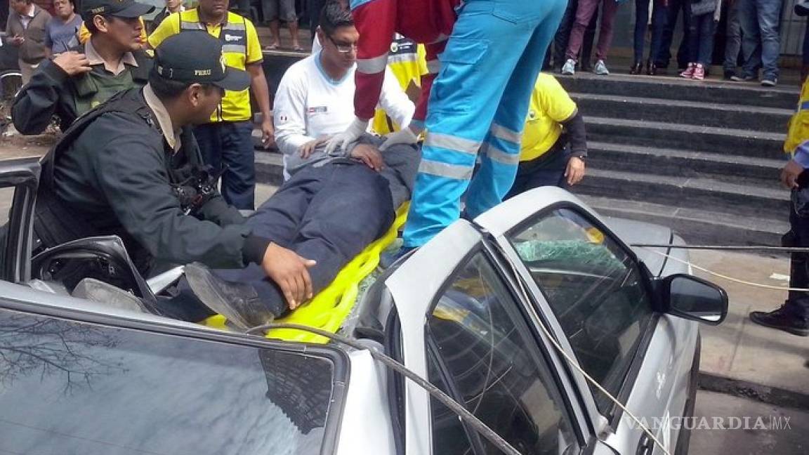 Hombre cae desde piso 18 de edificio en Lima, impacta en un taxi y sobrevive
