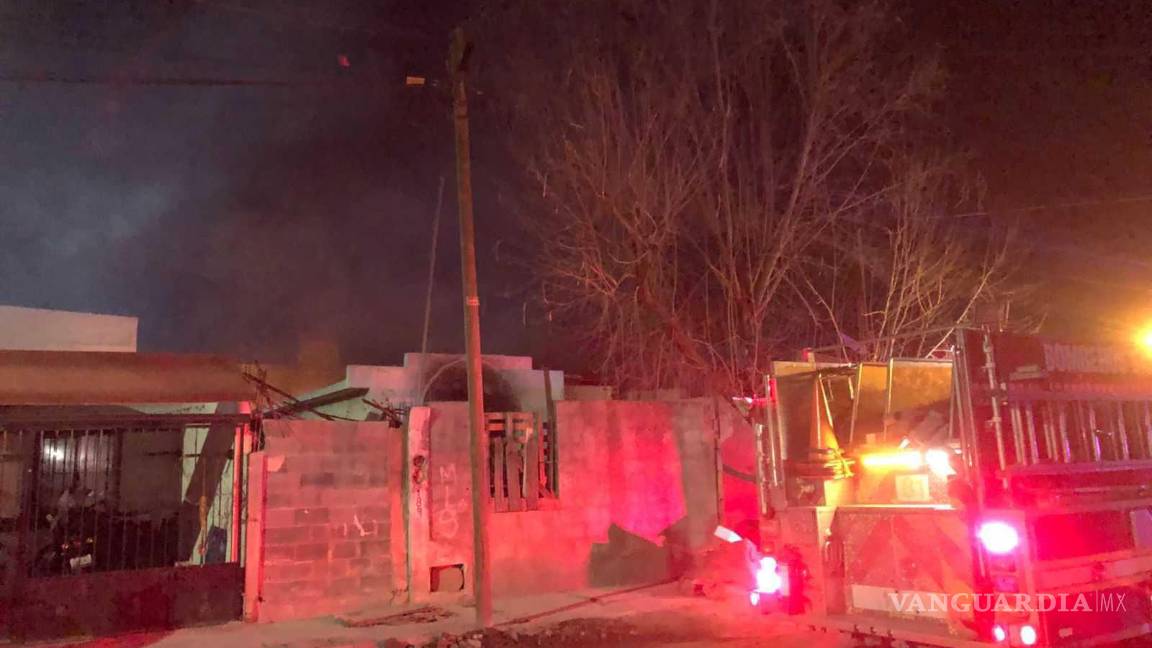 $!Vecinos reportaron el incidente a las autoridades, quienes, al llegar, fueron recibidas con violencia por parte de Virginia, la mujer responsable del incendio.