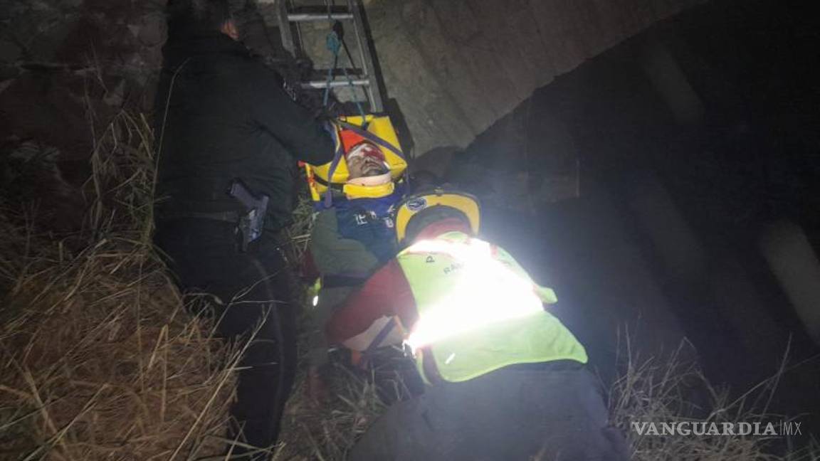 $!Para su extracción, fue necesario destruir las puertas laterales de la unidad siniestrada.