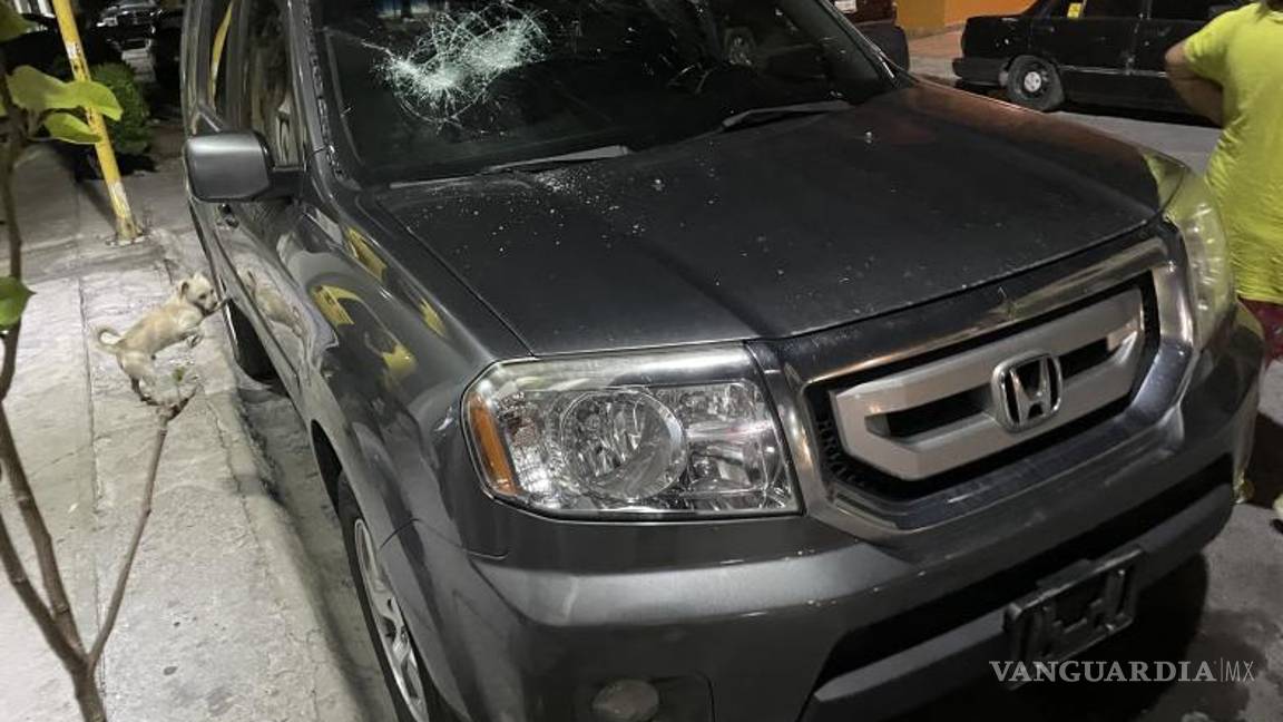 $!Varios autos de los vecinos resultaron afectados debido a las pedradas que realizaba el joven desde lo alto.