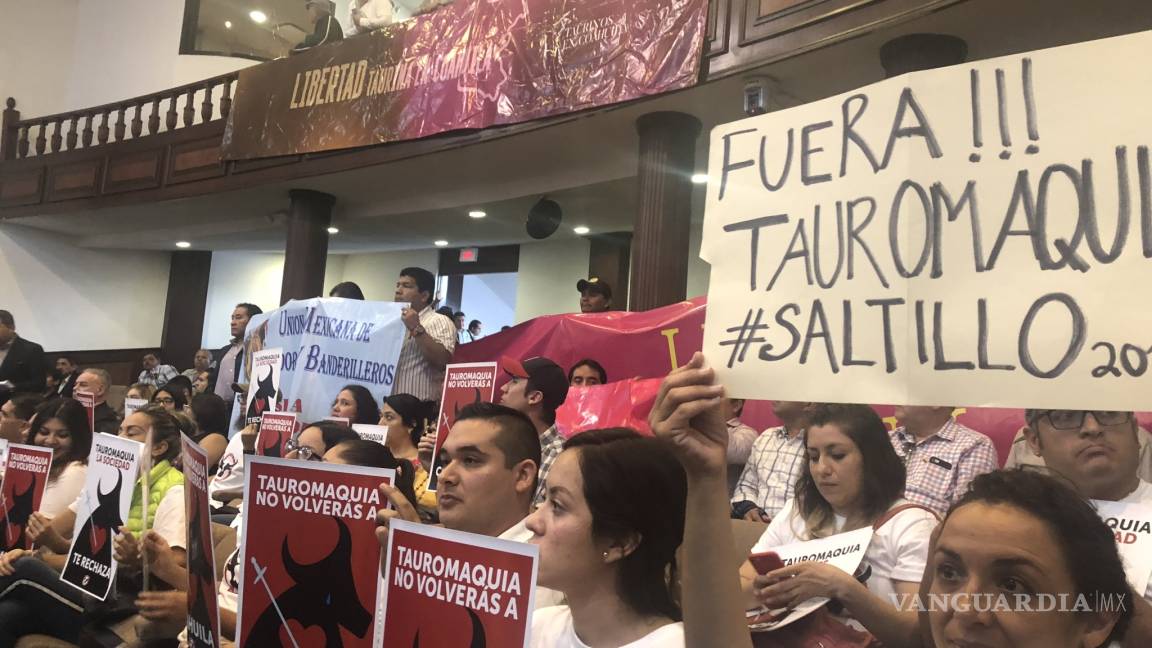 Se manifiestan contra la tauromaquia en el Congreso de Coahuila; hay opiniones encontradas