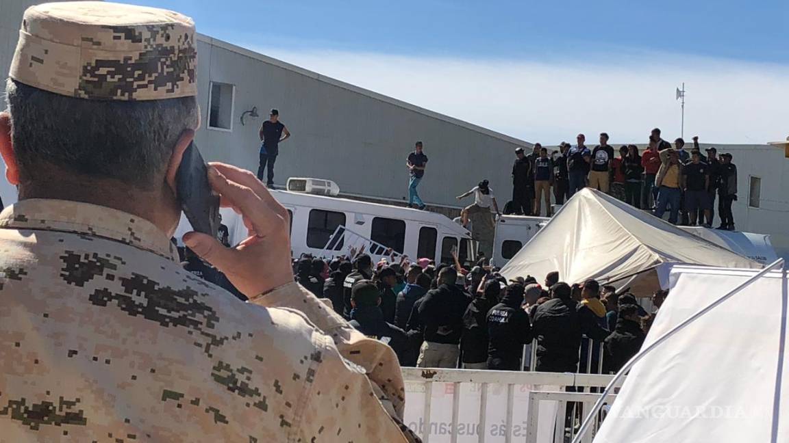 $!Caos en frontera de Coahuila desalojan a miembros de Derechos Humanos temporalmente de albergue migrante; rompen cerco