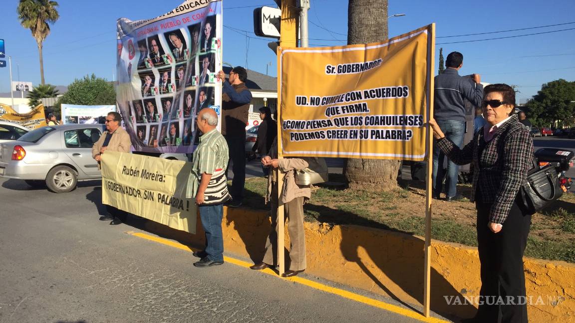 $!Maestros se manifiestan contra Rubén Moreira en su Quinto Informe de Gobierno
