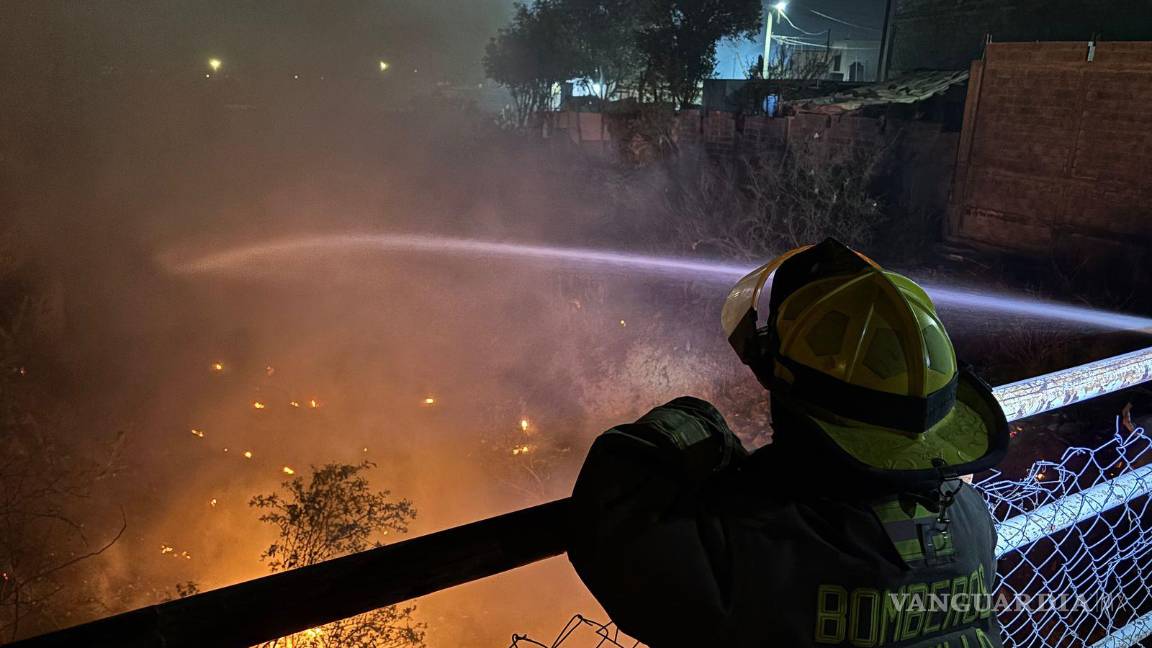 Dos incendios simultáneos en arroyo alarman a vecinos del oriente de Saltillo