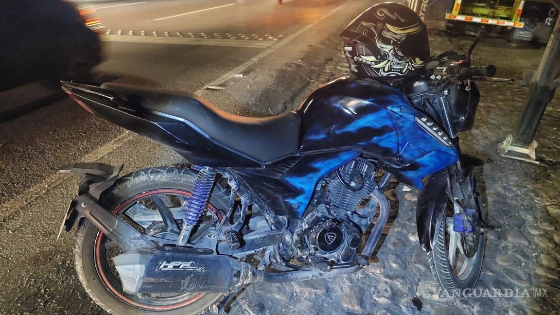 Motociclista no guarda distancia y se impacta contra vehículo, en Saltillo