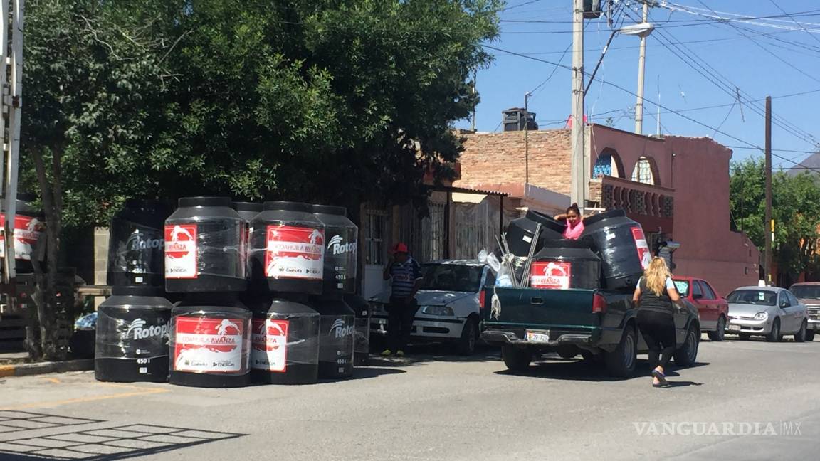 $!Condicionan trabajadores del Estado y lideresas entrega de tinacos en colonia de Saltillo; denuncian vecinos
