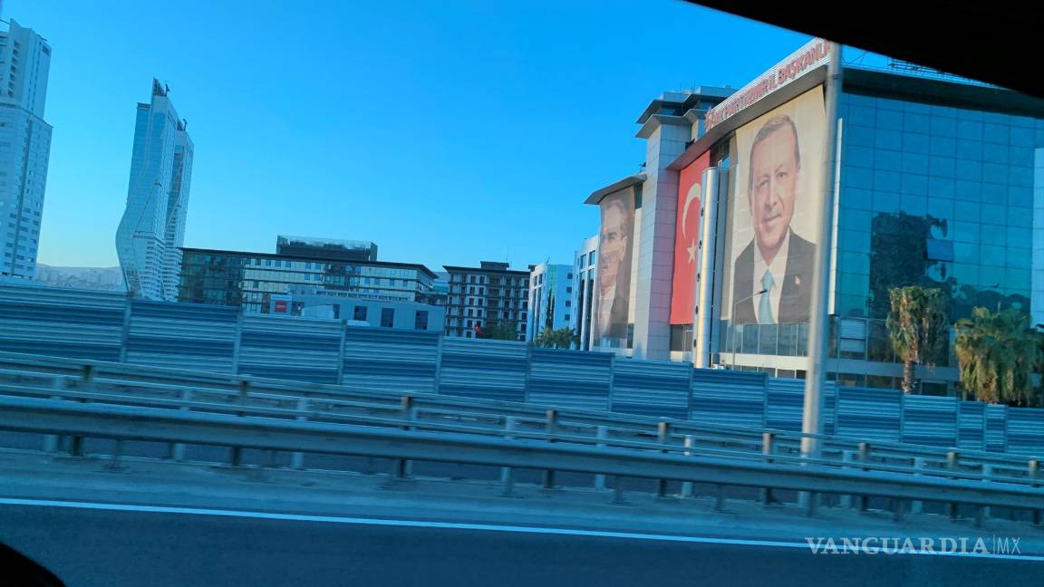 $!Un retrato gigante de Recep Tayyip Erdogan, presidente de Turquía, junto a uno del fundador del país, Mustafa Kemal Atatürk, en una de las avenidas de la ciudad. Esmirna es uno de los principales bastiones electorales socialdemócratas frente al islamista Erdogan que Gobierna con mayoría absoluta desde 2002. EFE/Antonio Sánchez Solís