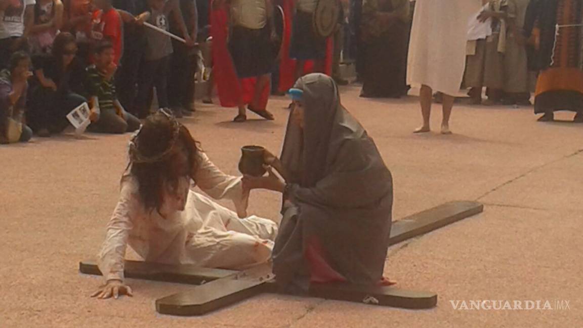 $!Miles presencian Viacrucis en Piedras Negras