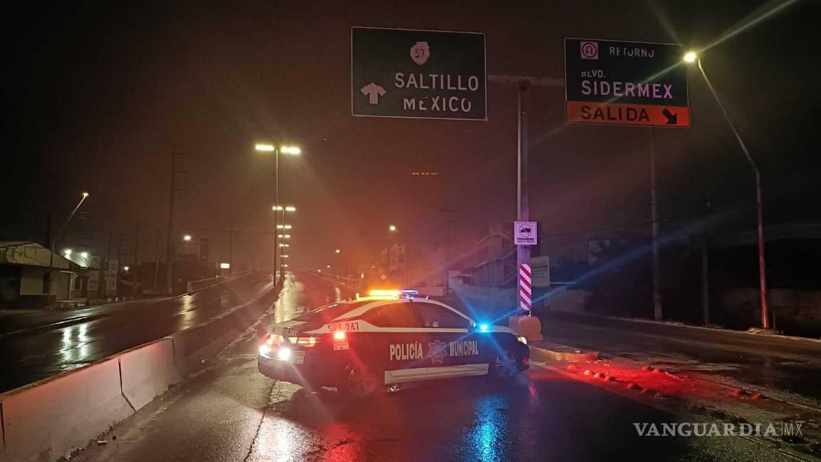 $!Autoridades de Monclova y Frontera implementaron cierres en puentes vehiculares debido al congelamiento del pavimento.