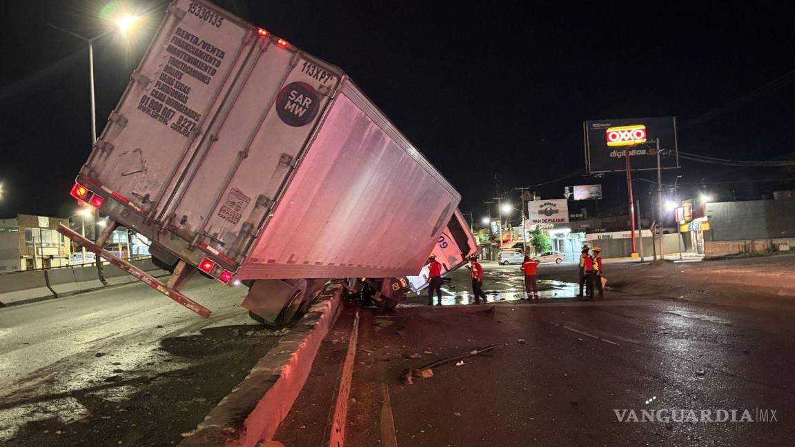 $!El tráiler sufrió daños considerables tras impactarse contra el camellón y la barrera metálica.