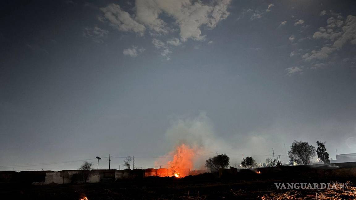 $!Vecinos reportaron el fuerte olor a quemado, que llegó hasta el centro de la ciudad.