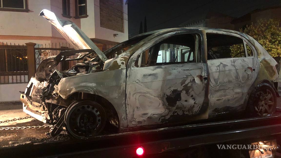 $!Lo chocan y se le incendia su carro en San Patricio, al norte de Saltillo