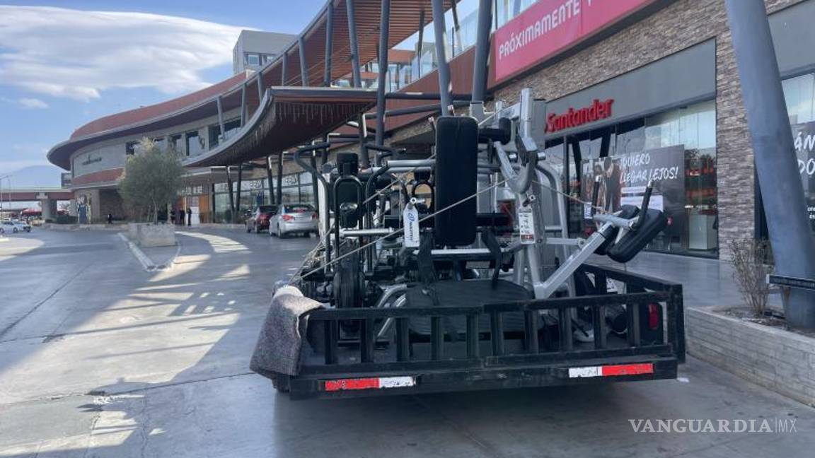 $!Camionetas con plataforma trasladaron los aparatos del centro deportivo desalojado el jueves por la mañana.