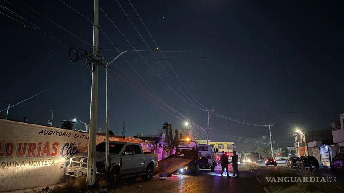 $!1. Elementos de Tránsito Municipal acudieron al sitio del choque para tomar conocimiento del percance.