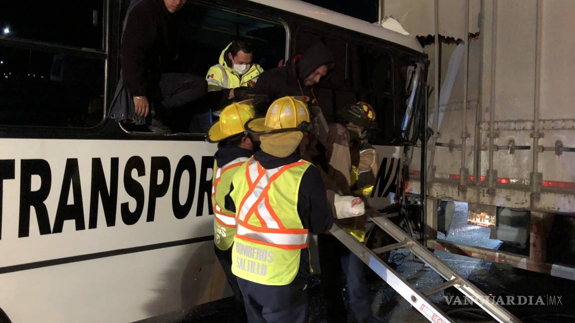 Conductor de camión de transporte de personal termina prensado al chocar contra tráiler en Saltillo