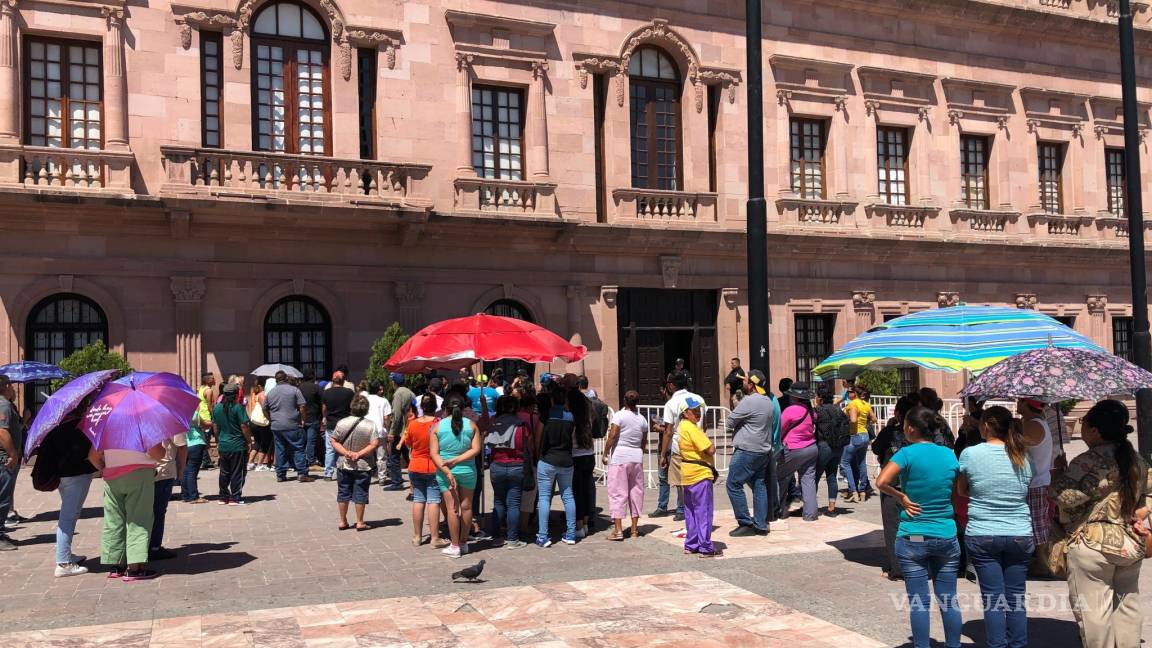 Coronavirus: Se plantan comerciantes ambulantes de Saltillo en Palacio de Gobierno; exigen apoyos por bajas ventas
