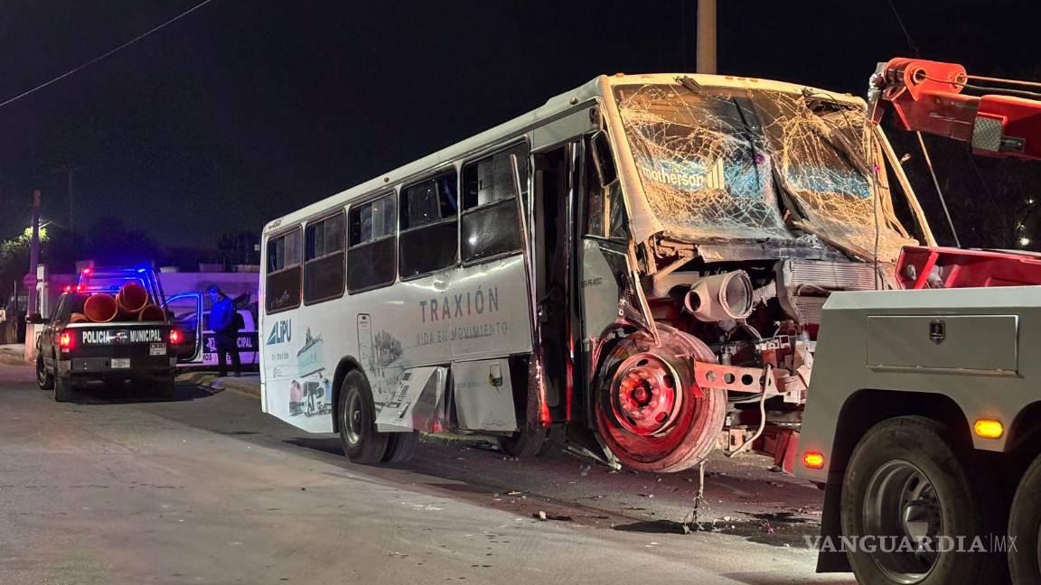$!La unidad de la línea Lipu Traixión fue remolcada mediante una grúa y llevada al corralón municipal.
