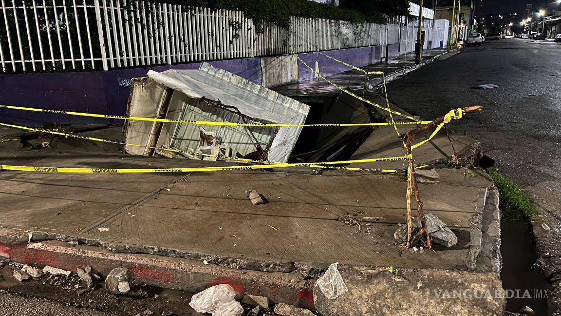 $!Un socavón causó daños en un puesto comercial ubicado en el centro de Saltillo, afectando la actividad en la zona.