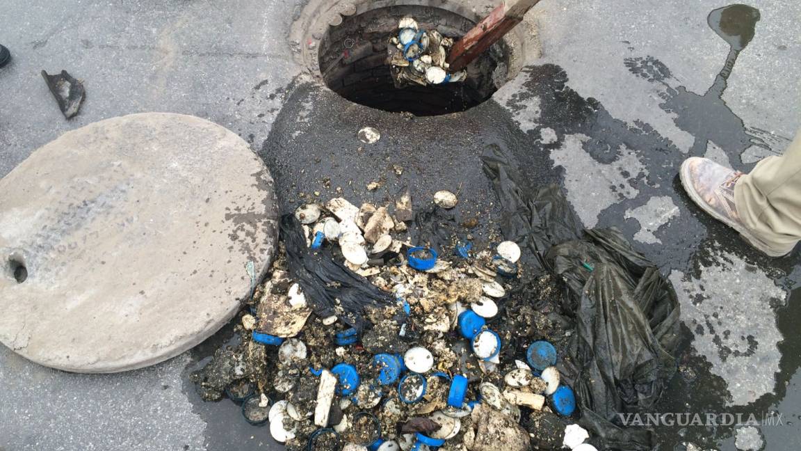 $!Simas Torreón retira toneladas de basura de las alcantarillas