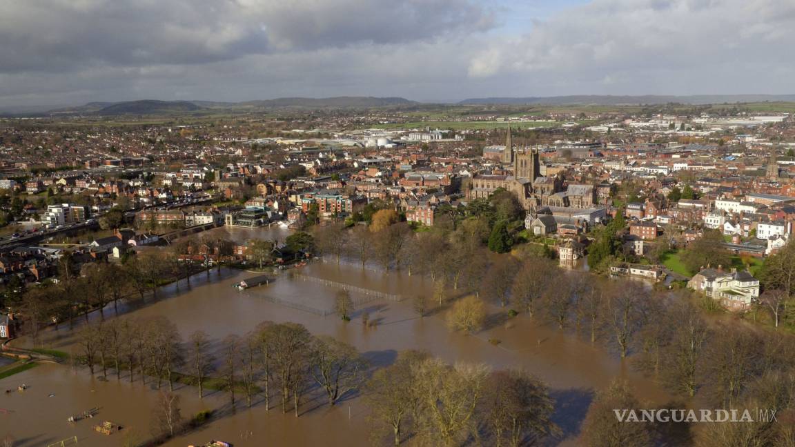 Tormenta Dennis deja Inundaciones y caos en Reino Unido