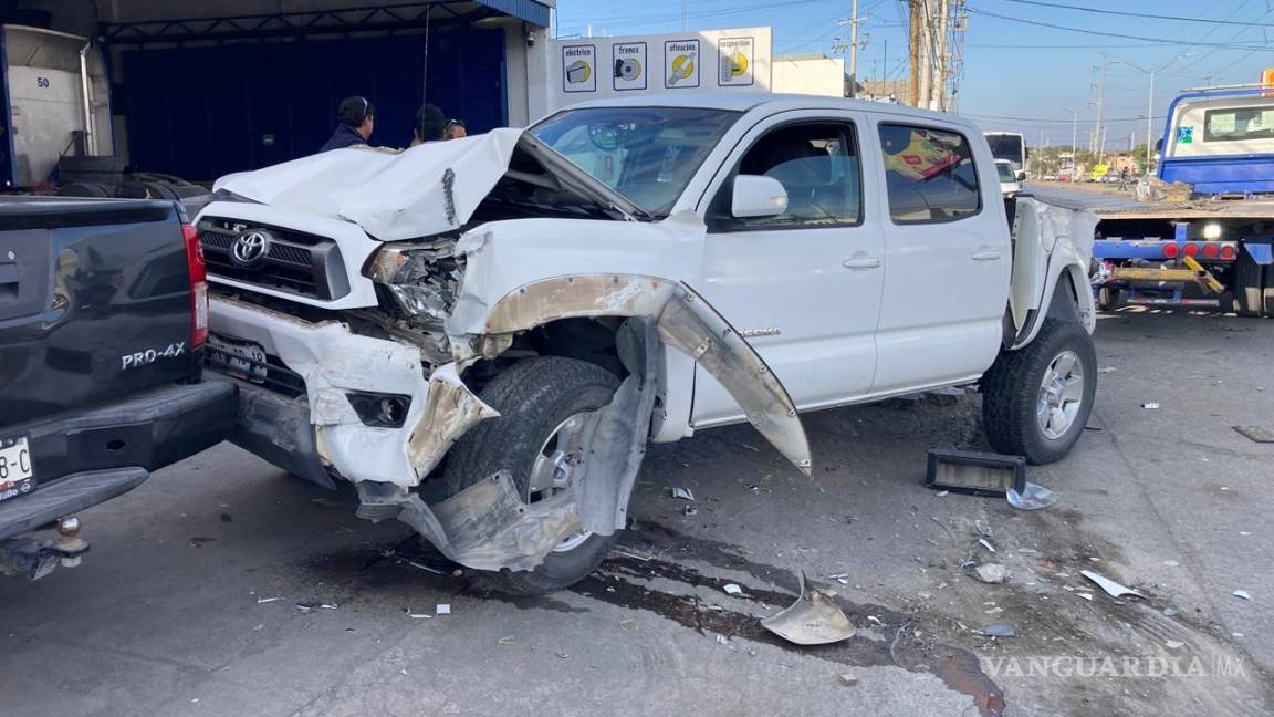 Intenta cambiar de carril sin precaución y provoca choque múltiple en Saltillo (video)