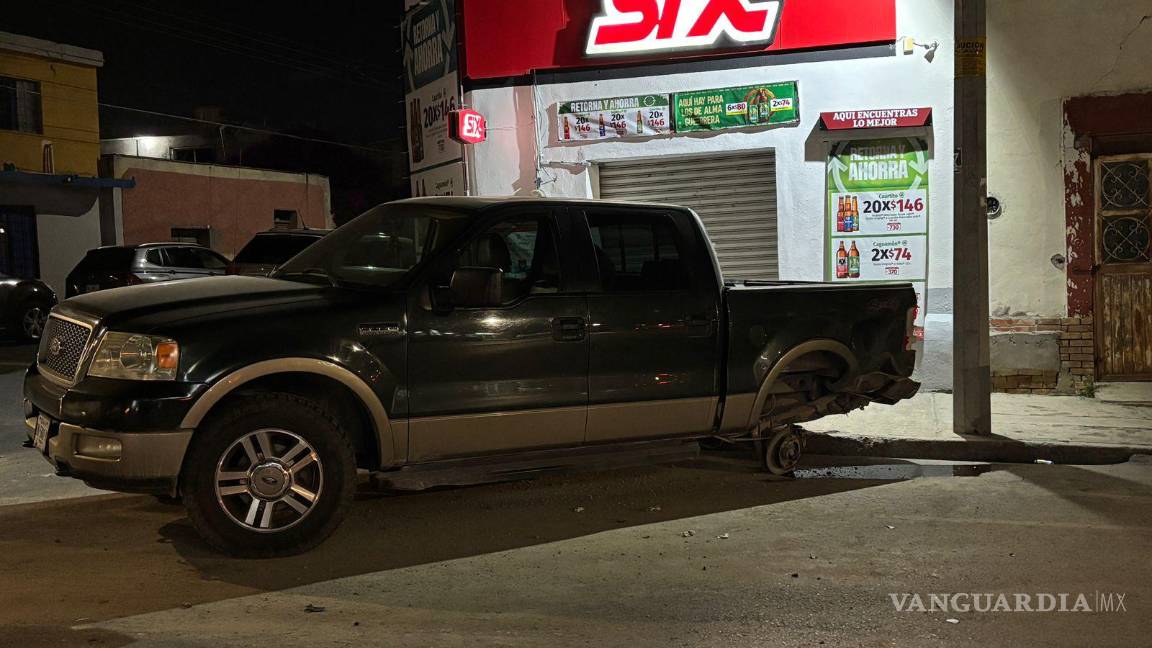 $!Camioneta Ford provocó accidente al ignorar el alto en la zona centro.