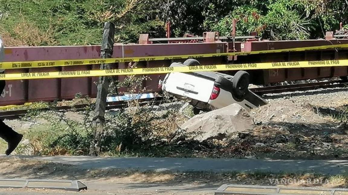 Tren se lleva camioneta en Colima, mueren hombre y sus dos hijas de 4 y 8 años