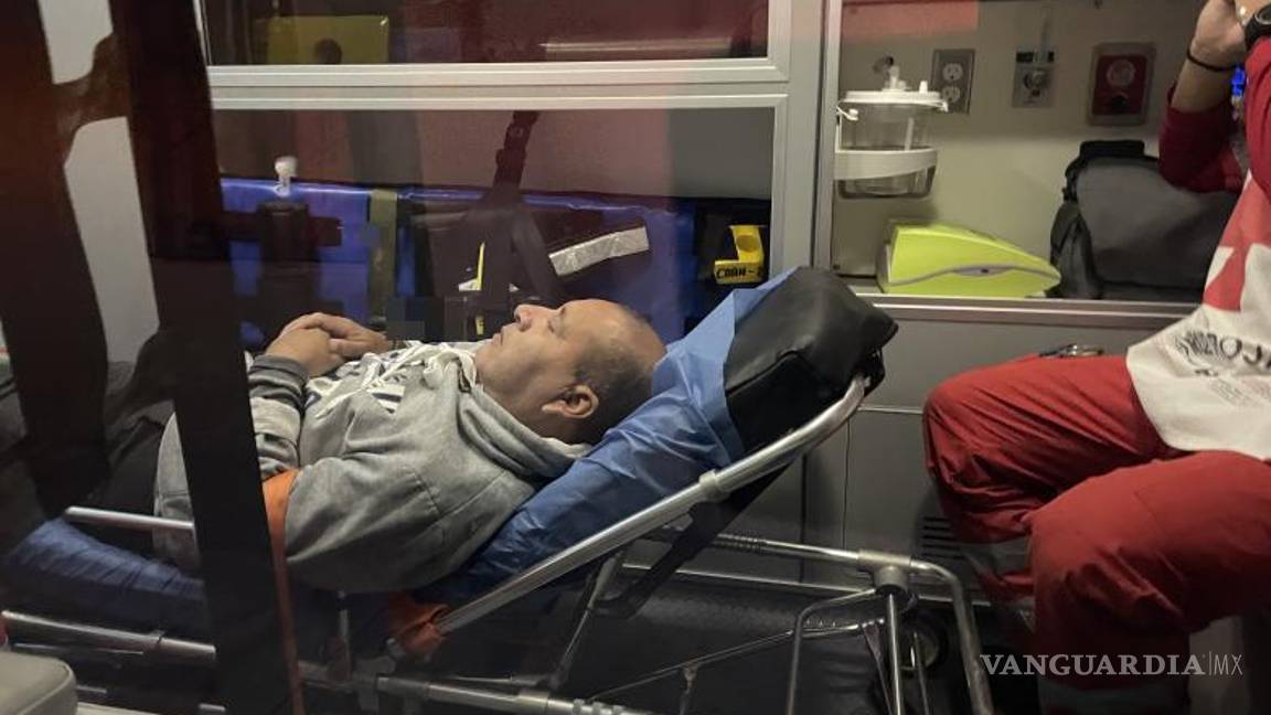 $!Paramédicos trasladan al hombre lesionado al Hospital General tras el accidente en la colonia Antonio Cárdenas.