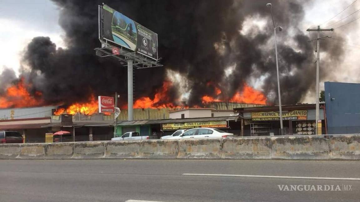 Se registra fuerte incendio en zona comercial de Santiago, Nuevo León