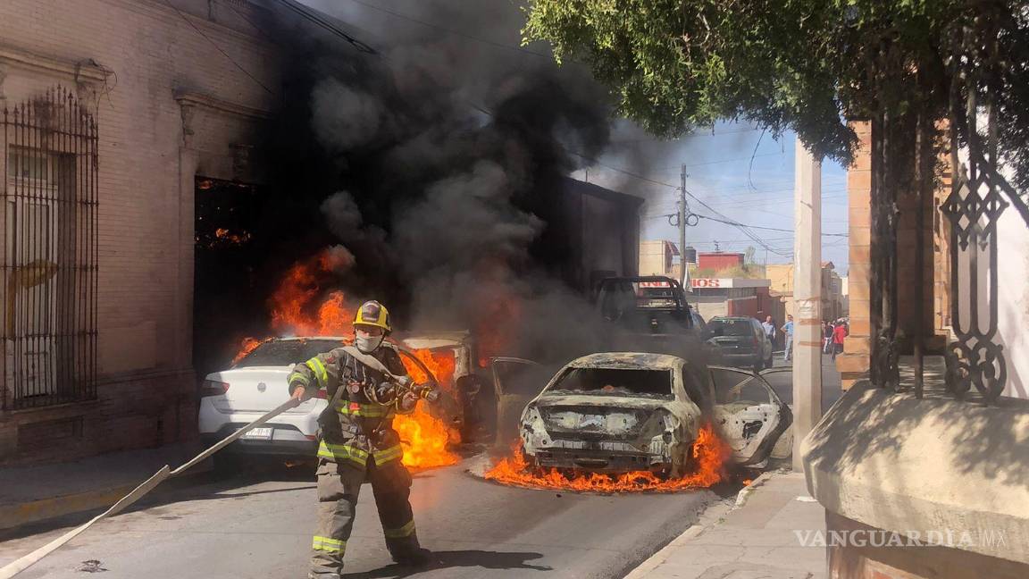 Saltillo: alarma incendio de tres vehículos a vecinos de la Zona Centro