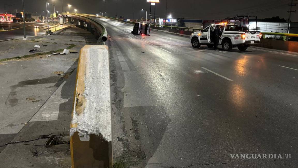 $!El vehículo quedó en medio de la vialidad, afectando momentáneamente la circulación.