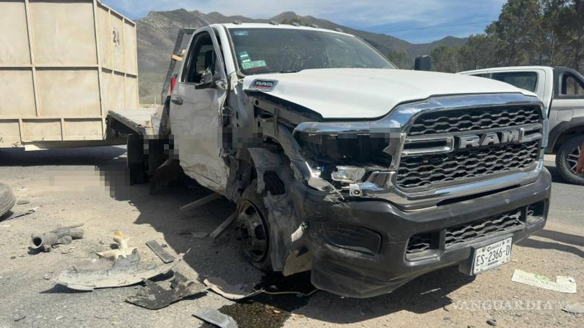 $!La camioneta RAM que transportaba una tráila recibió el impacto frontal y quedó atravesada sobre la carretera en dirección a Derramadero.