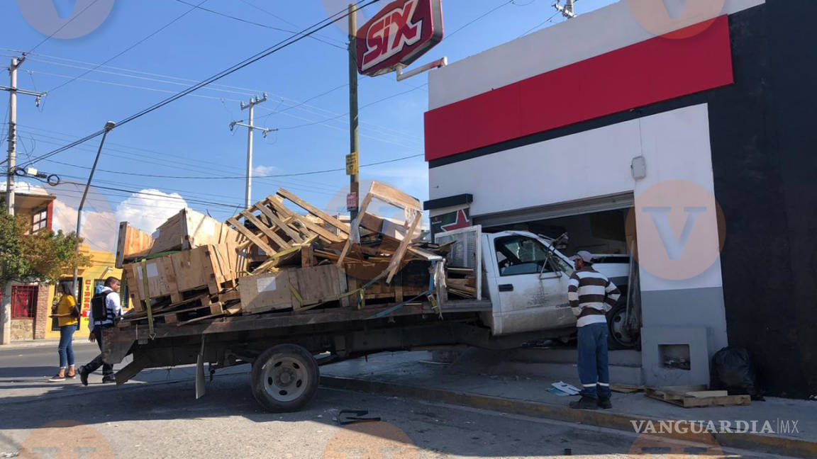 Camión termina incrustado en expendio de licores en la colonia Morelos de Saltillo