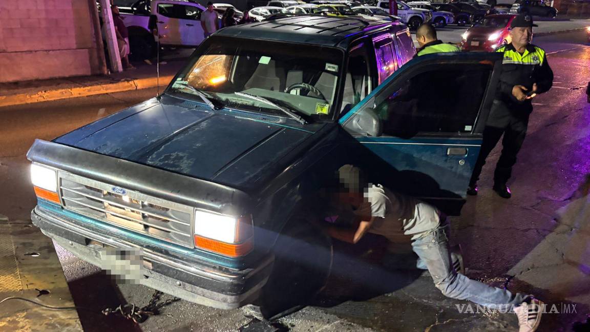 $!La camioneta fue remolcada a un corralón mientras se esperan los pagos por daños y multas.