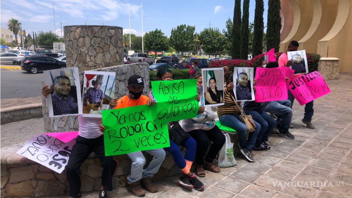 Se plantan en Fiscalía de Coahuila; denuncian a funcionarios