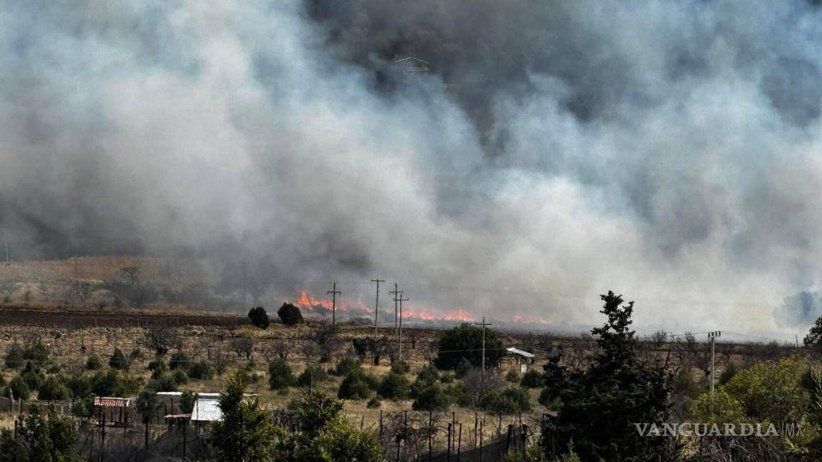 $!Columnas de humo se elevaban desde el cañón de Los Lirios durante el incendio forestal.