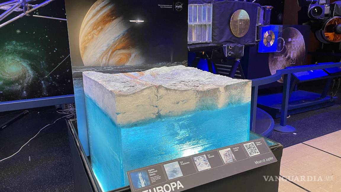 $!Una maqueta de la luna de júpiter exhibida en el Laboratorio de Propulsión a Chorro de la NASA en Pasadena, California.