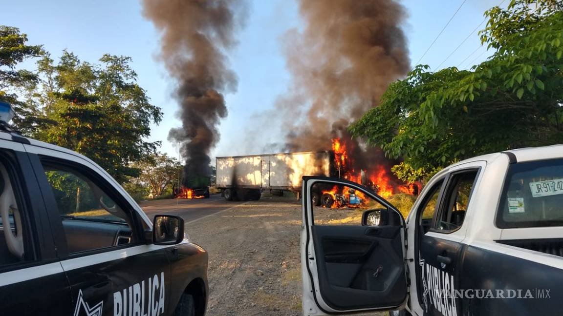 Un muerto y vehículos incendiados deja enfrentamiento en Tomatlán, Jalisco