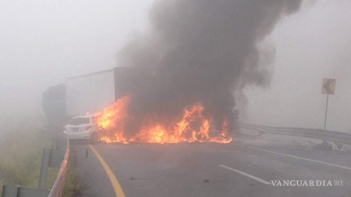 Fuerte carambola provoca incendio en la carretera Saltillo-Monterrey