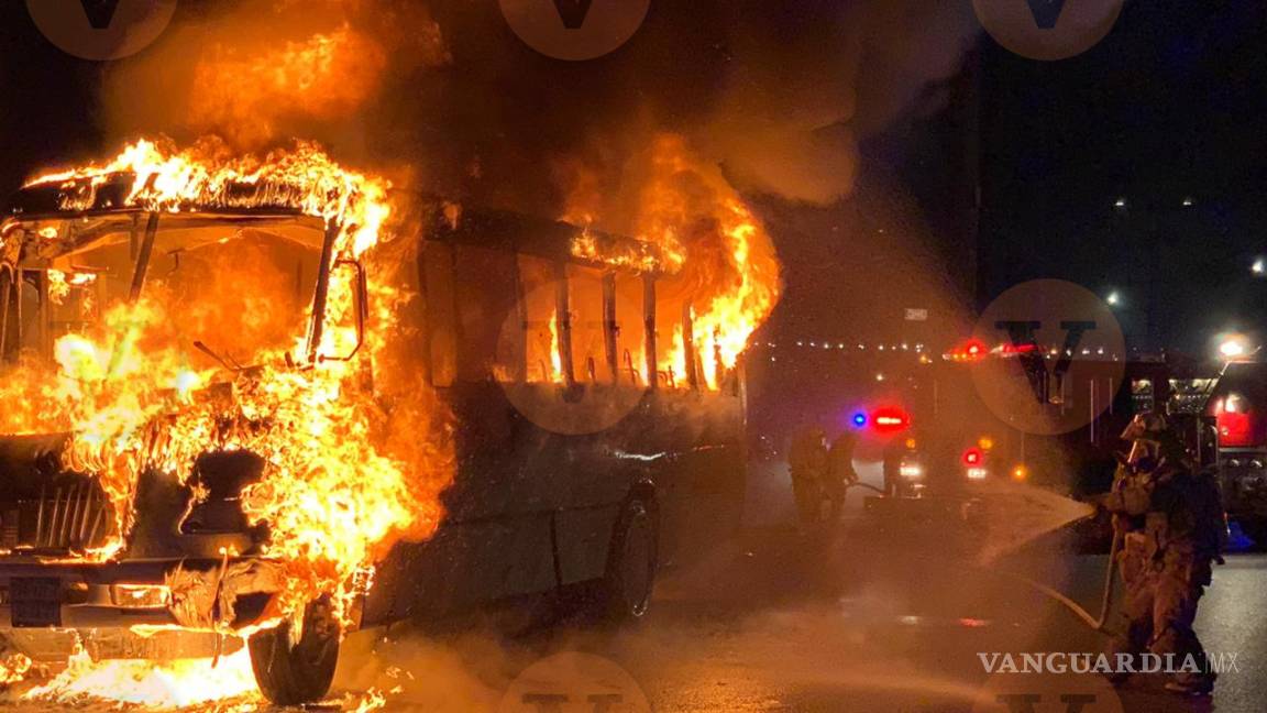 $!Falla mecánica provoca espectacular incendio de autobús de personal al oriente de Saltillo