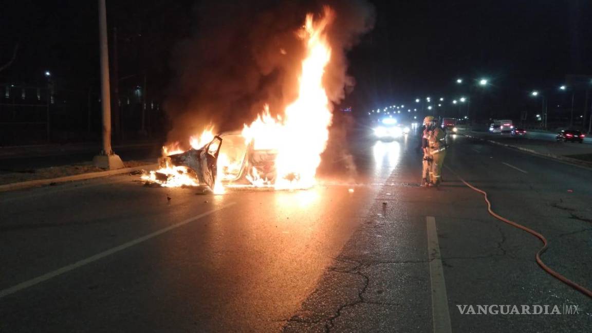 Arde en llamas tras chocar contra luminaria en la Monterrey-Saltillo; acompañante lesionada