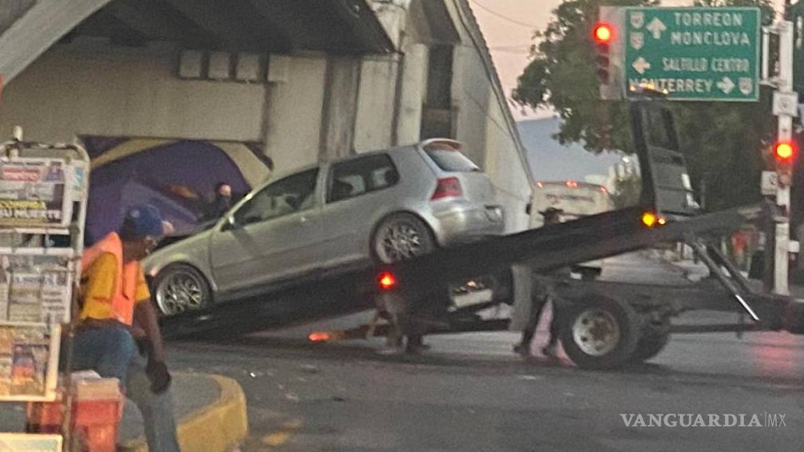 Chocan vehículos en el cruce de Periférico y bulevar V. Carranza, en Saltillo