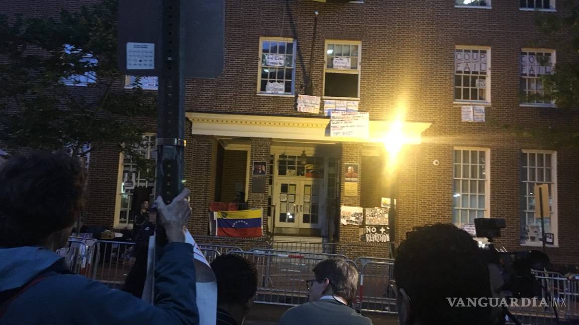 $!EU fracasa al intentar desalojar a chavistas de embajada venezolana en Washington